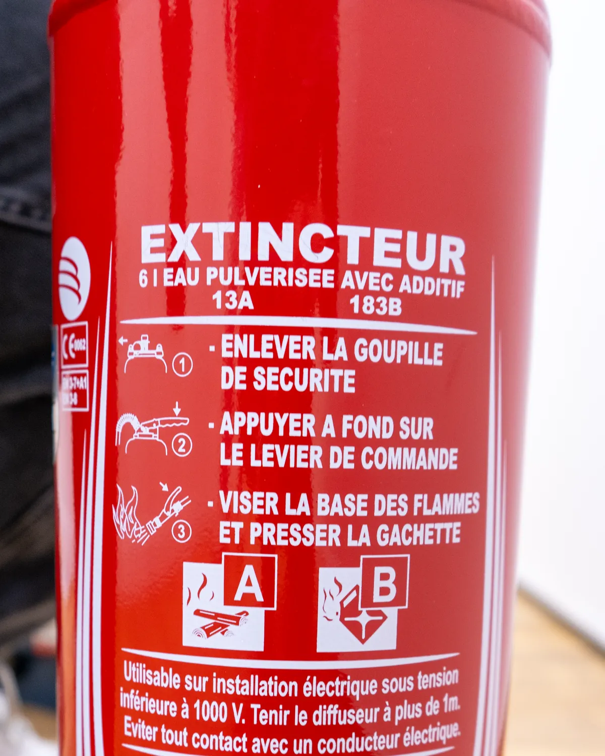 Extincteur à eau pulvérisée de 6 litres, étiquette avec mode d'emploi et classes de feu A et B